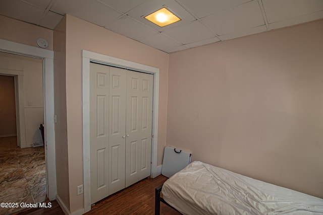 27 Kingsboro Ave, Gloversville, NY 12078 - bedroom featuring wood finished floors, a closet, baseboards, and a drop ceiling