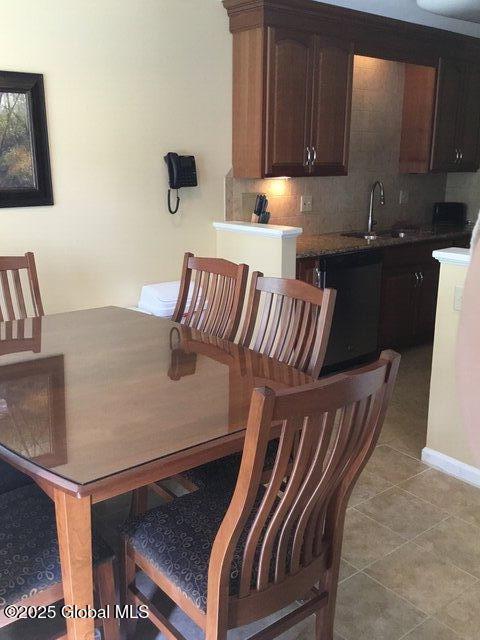 dining space featuring light tile patterned floors