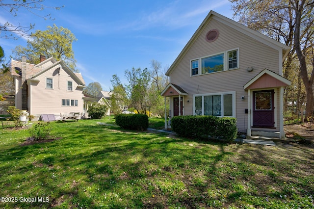view of front of home featuring a front yard