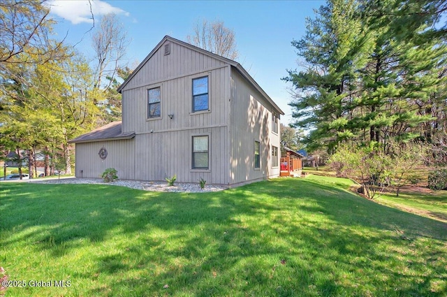 back of house featuring a lawn