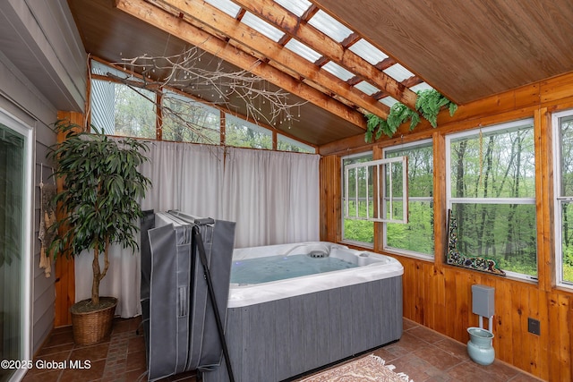 sunroom / solarium featuring a hot tub