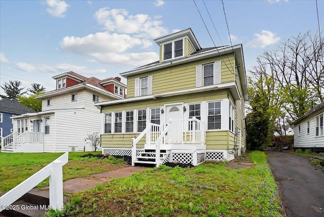 traditional style home featuring a front lawn