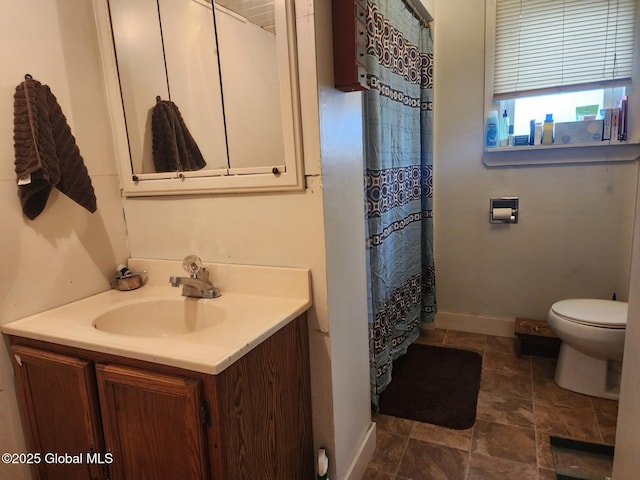 full bathroom with toilet, baseboards, vanity, and a shower with shower curtain