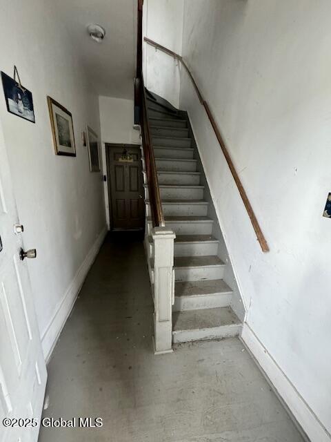 11 Lefferts St, Amsterdam, NY 12010 - view of staircase