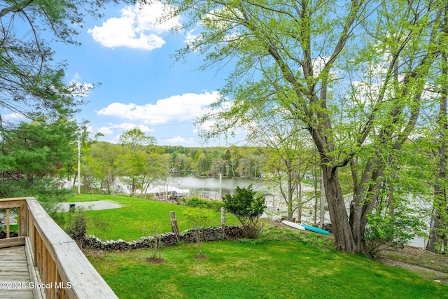 view of green lawn featuring a water view