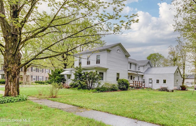 view of front of property featuring a front lawn