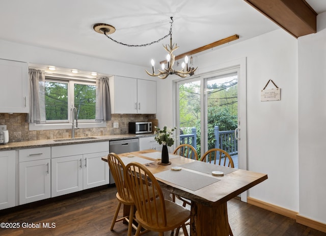 dining room featuring dark wood-style flooring, a chandelier, and baseboards