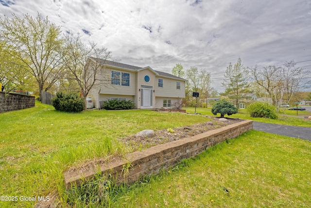 view of front of home featuring a front yard