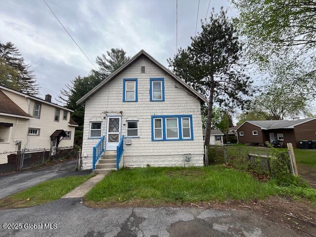 3 Tulip St, Rotterdam, NY 12306 - bungalow-style house with entry steps