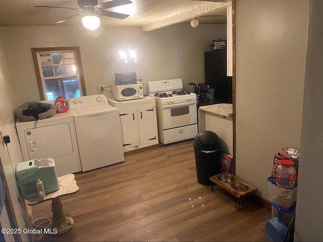washroom featuring washer and clothes dryer, light wood-style floors, and ceiling fan