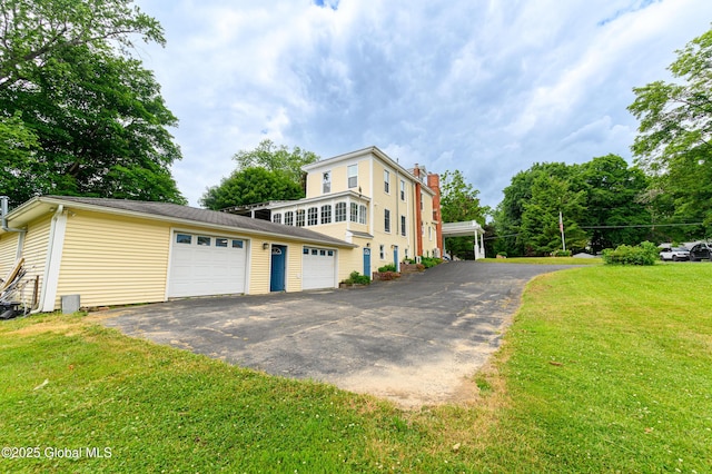 view of front of home featuring driveway and a front yard