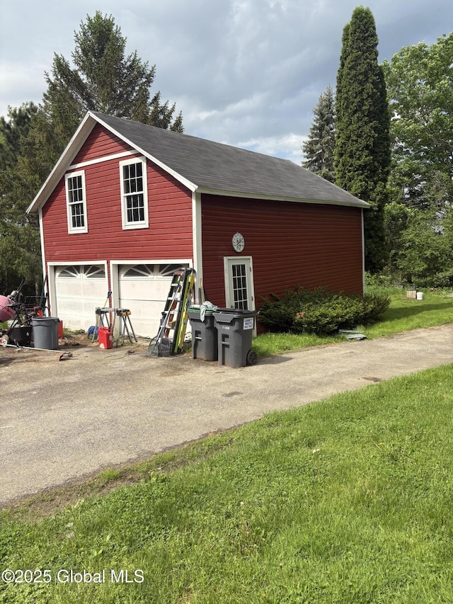 353 Truax Rd, Amsterdam, NY 12010 - garage featuring a detached garage