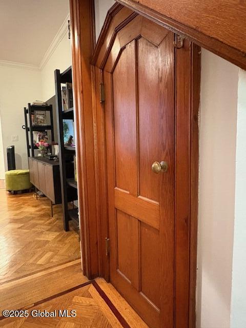 65 S Lake Ave, Albany, NY 12203 - detailed view of crown molding