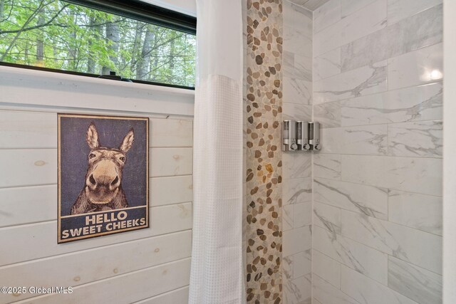 bathroom featuring a tile shower