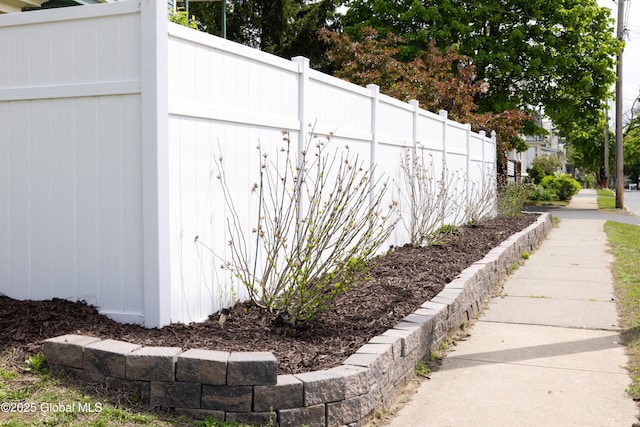 185 Bay St, Glens Falls, NY 12801 - view of yard with fence