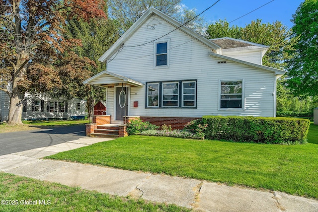 22 Center St, Fort Edward, NY 12828 - traditional-style home featuring a front lawn