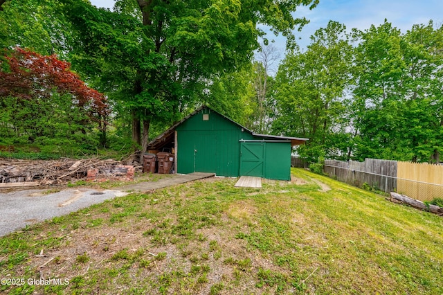 view of yard featuring an outbuilding and a barn