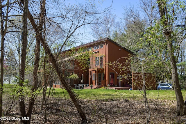 view of front of property with a front lawn