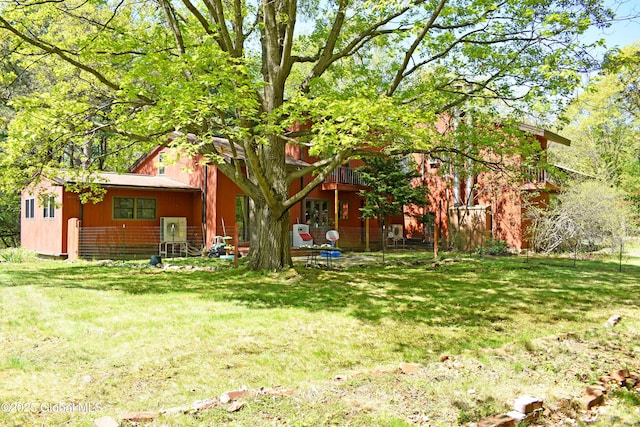 view of green lawn