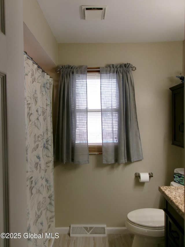 full bath with toilet, vanity, baseboards, and a shower with curtain