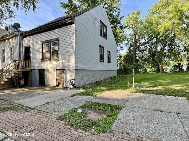 254 2nd St, Albany, NY 12206 - view of side of property featuring a lawn