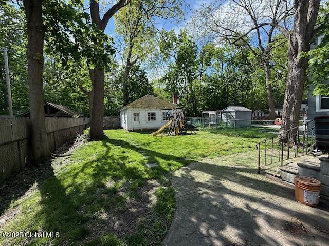 view of yard featuring an outdoor structure and view of scattered trees