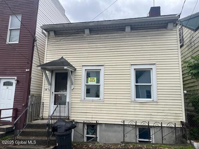 16 Mohawk St, Albany, NY 12204 - view of front facade with a chimney