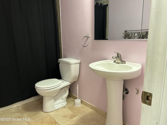 33 Oak Rd, Bethlehem, NY 12054 - bathroom featuring toilet, baseboards, curtained shower, and tile patterned flooring