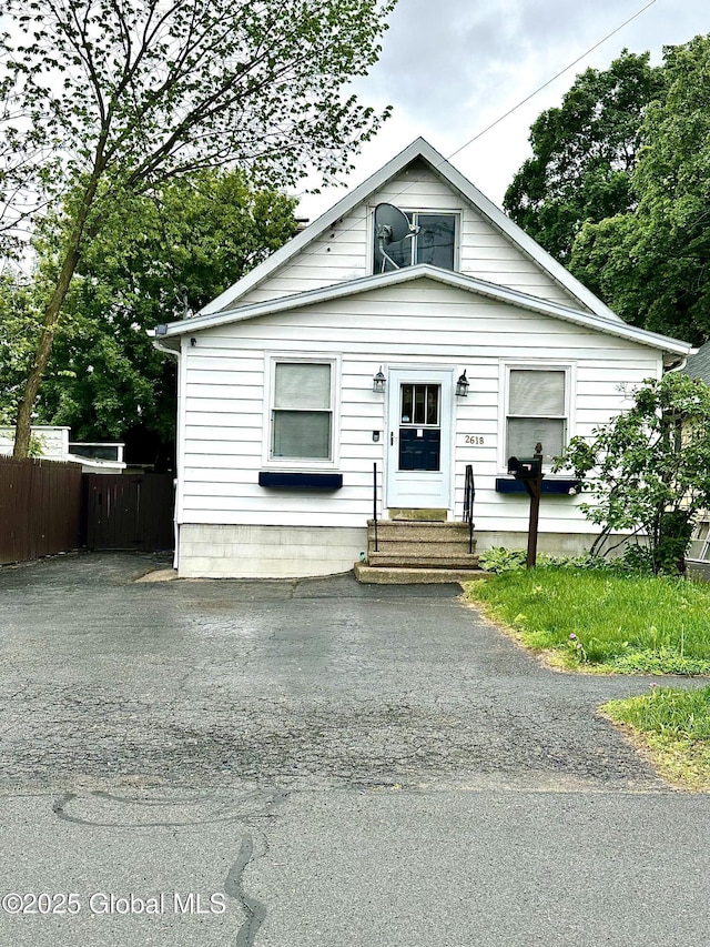 2618 Stanton St, Rotterdam, NY 12306 - view of front facade featuring entry steps