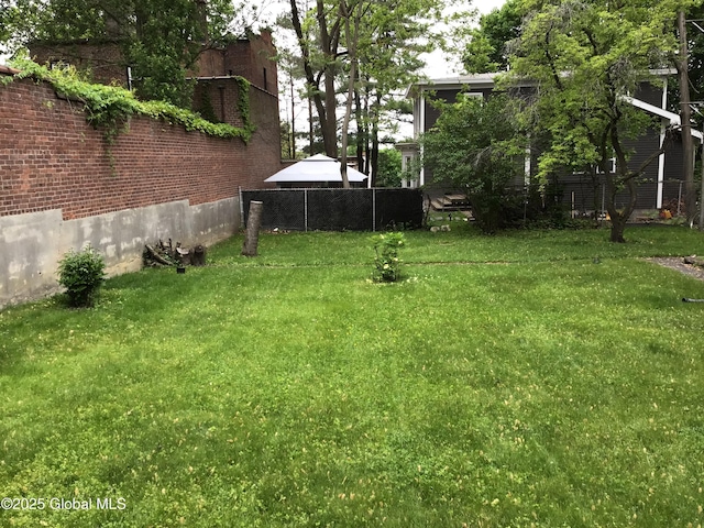 281 10th St, Troy, NY 12180 - view of yard