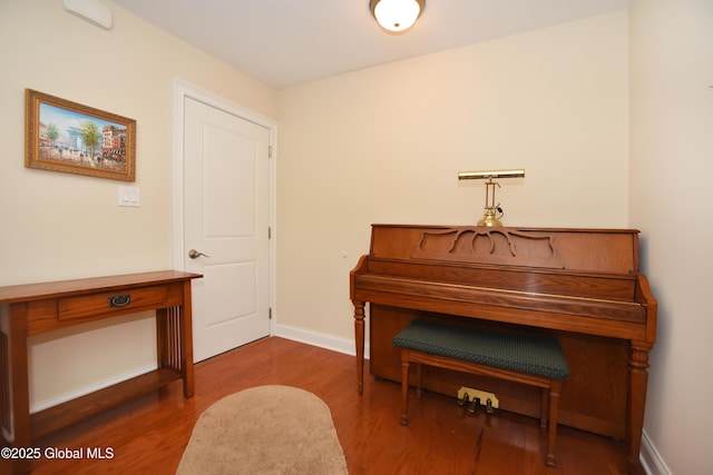 509 Lois Ln, Niskayuna, NY 12304 - living area featuring wood finished floors and baseboards