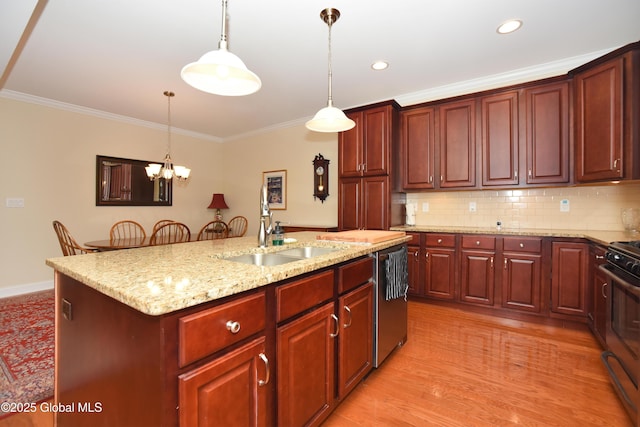 509 Lois Ln, Niskayuna, NY 12304 - kitchen featuring a sink, appliances with stainless steel finishes, a kitchen island with sink, crown molding, and pendant lighting