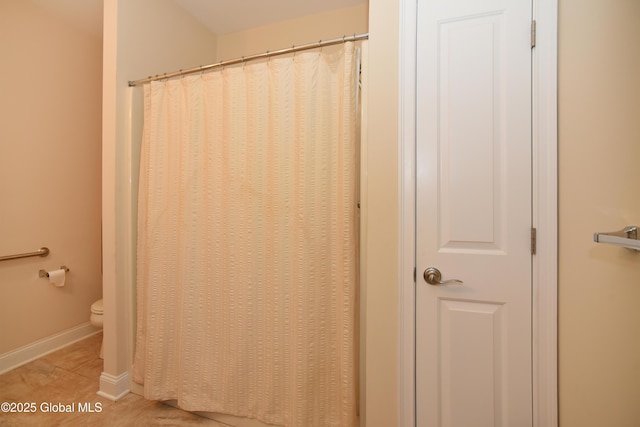 509 Lois Ln, Niskayuna, NY 12304 - full bathroom with toilet and a shower with shower curtain
