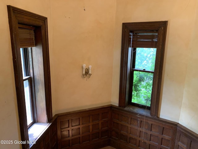 1077 University Pl, Schenectady, NY 12308 - detailed view of a decorative wall and wainscoting