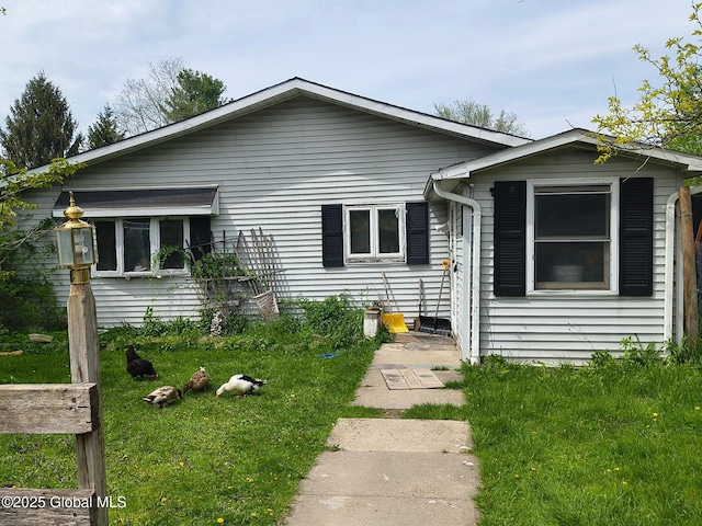 479 Junction Rd, Esperance, NY 12066 - bungalow with a front lawn