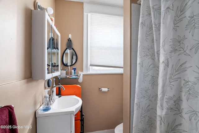 1165 Glenwood Blvd, Schenectady, NY 12308 - full bath featuring vanity, toilet, and curtained shower