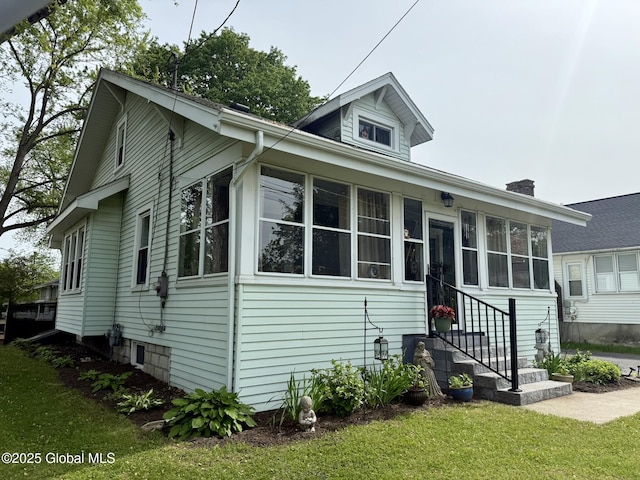 8 Hackett St, Bethlehem, NY 12158 - bungalow with a sunroom and a front yard