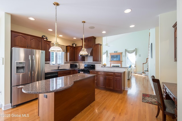 1 Avalon Ct, Colonie, NY 12211 - kitchen with stainless steel appliances, a sink, light wood-style flooring, tasteful backsplash, and recessed lighting