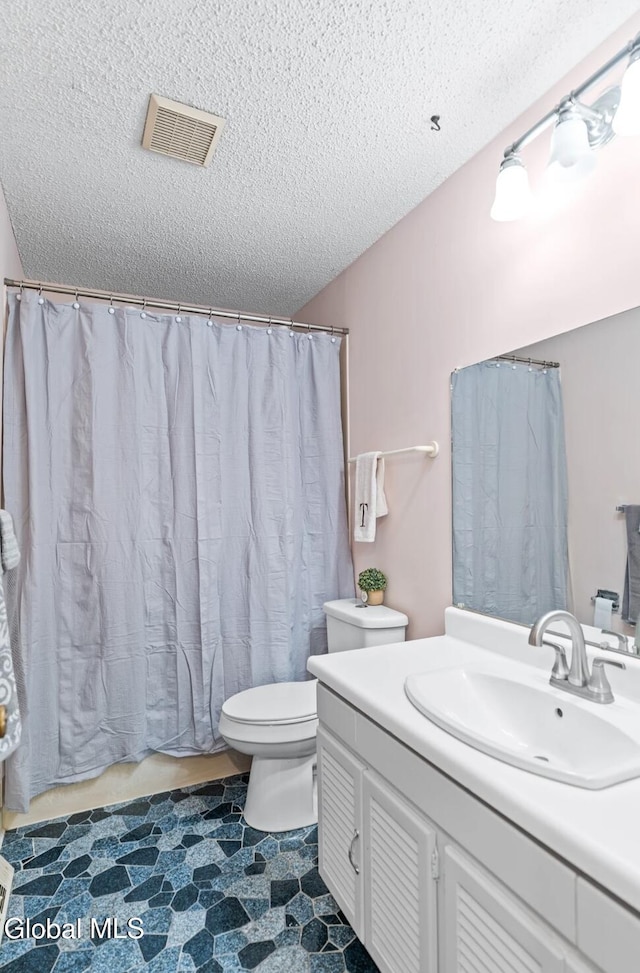 7 Hawthorn Cir, Albany, NY 12203 - full bathroom featuring a textured ceiling, vanity, and curtained shower