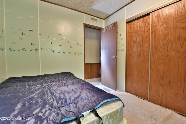 202 Lakeland Rd, Edinburg, NY 12835 - bedroom featuring a textured ceiling and a closet