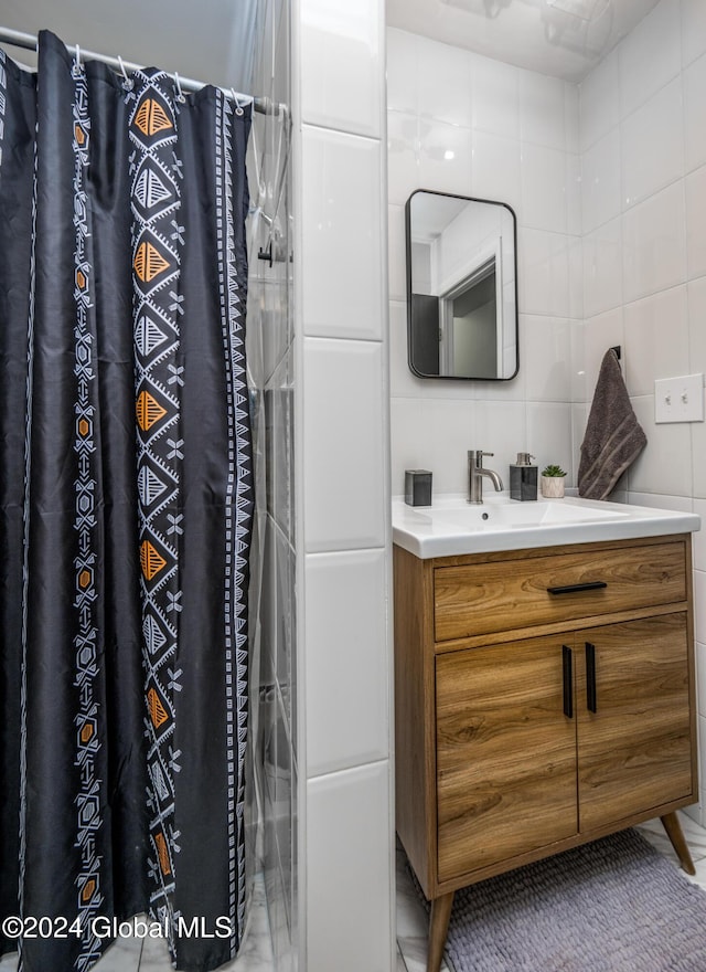 72 Hunter Dr Unit L5, Hunter, NY 12442 - bathroom with tile walls, vanity, a shower with curtain, and backsplash