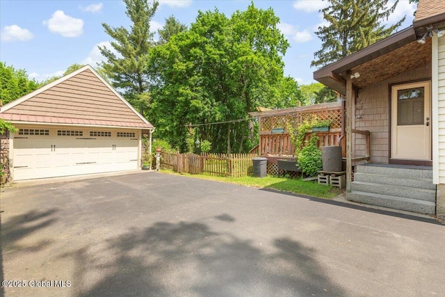 92 Fiddlers Ln, Colonie, NY 12110 - view of detached garage
