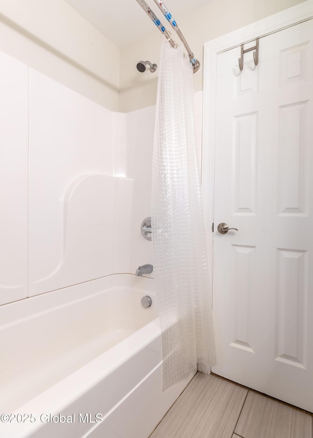 1269 Hawthorn Rd, Niskayuna, NY 12309 - full bath with shower / tub combo with curtain
