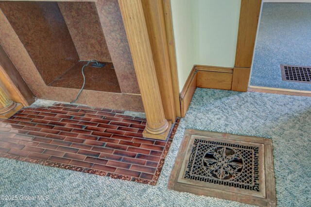 510 S William St, Johnstown, NY 12095 - detailed view of decorative columns and carpet floors
