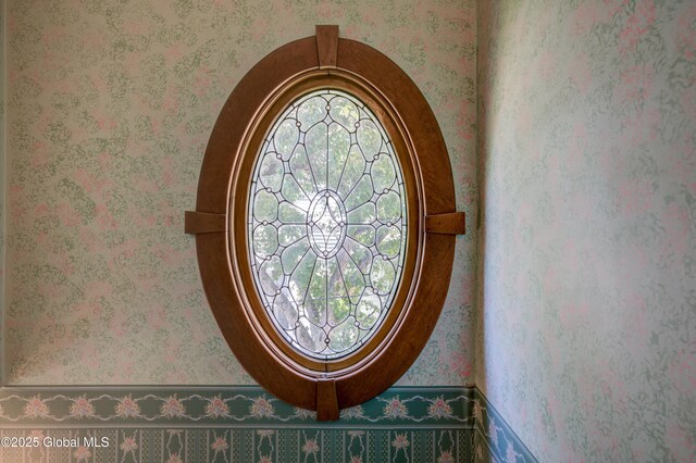510 S William St, Johnstown, NY 12095 - detailed view of wallpapered walls