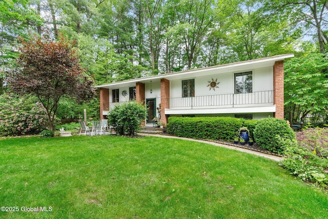 22 Sylvan Ct, Clifton Park, NY 12065 - split foyer home featuring a front lawn, a porch, and stucco siding