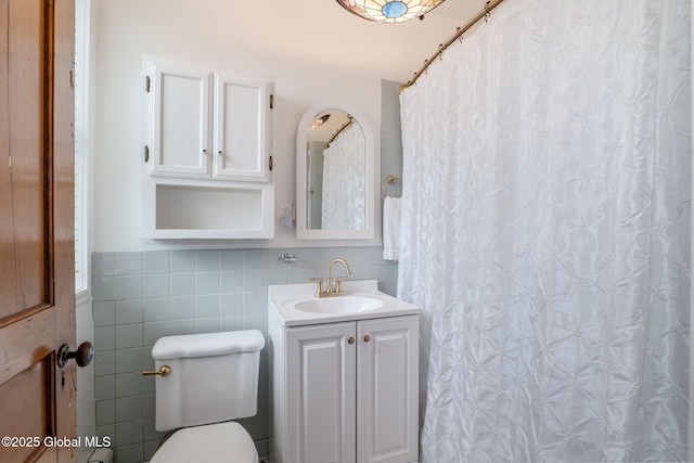 462-470 2nd Ave, Troy, NY 12182 - bathroom with vanity, tile walls, and curtained shower