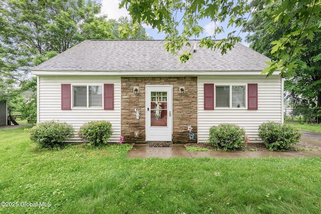 1148 Outer Dr, Rotterdam, NY 12303 - view of front facade with a shingled roof, stone siding, and a front yard