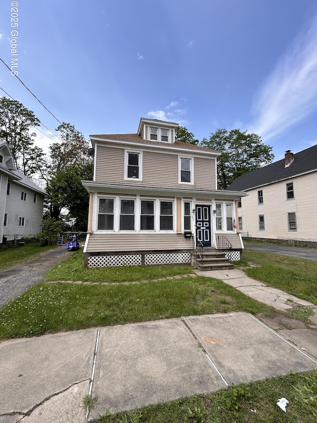 528 Harrison Ave, Schenectady, NY 12306 - traditional style home featuring a front yard