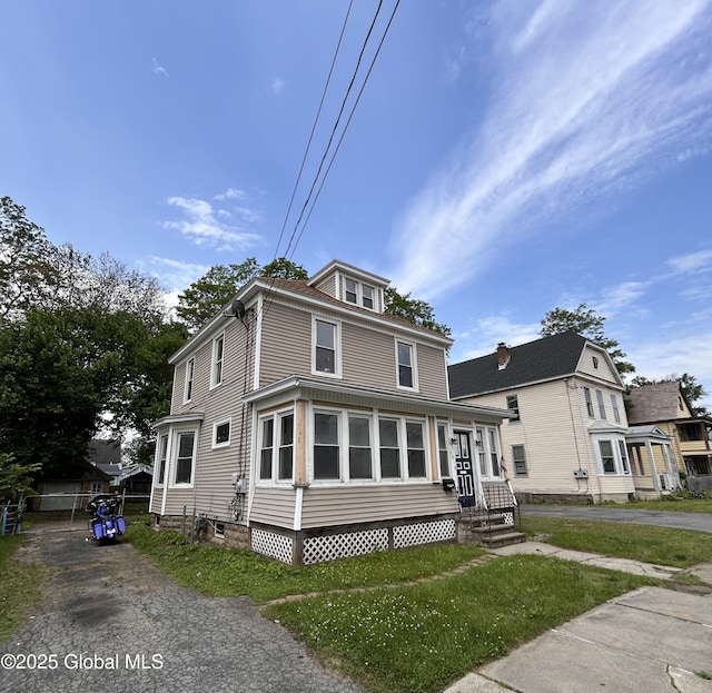 528 Harrison Ave, Schenectady, NY 12306 - american foursquare style home featuring entry steps